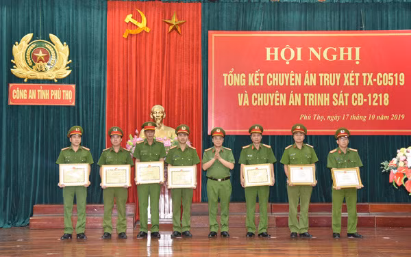 Đại tá Lưu Đức Tỉnh, Phó Giám đốc Công an tỉnh Phú Thọ trao bằng khen của Bộ Công an và UBND tỉnh Phú Thọ cho các tập thể và cá nhân.