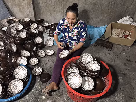 Một công nhân lau sản phẩm tại xưởng.