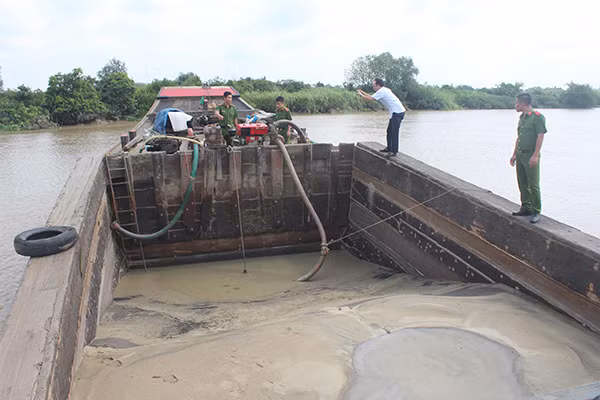 Công an TP Biên Hòa bắt một nhóm khai thác trộm cát trên sông Đồng Nai.