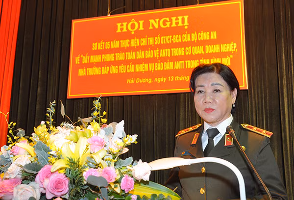 Trung tướng Trrần Thị Ngọc Đẹp, Cục trưởng Cục phong trào toàn dân bảo vệ ANTQ phát biểu tại hội nghị.