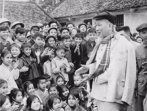 Chủ tịch Hồ Chí Minh nói chuyện với các cháu thiếu nhi trong dịp Người về thăm và chúc tết đồng bào tỉnh Hà Bắc, năm 1967. Ảnh: Tư liệu.