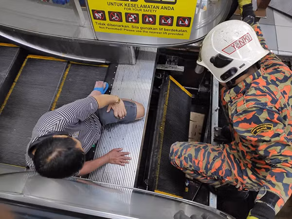 Lực lượng cứu hộ đang khẩn trương giải cứu người đàn ông gặp nạn.
