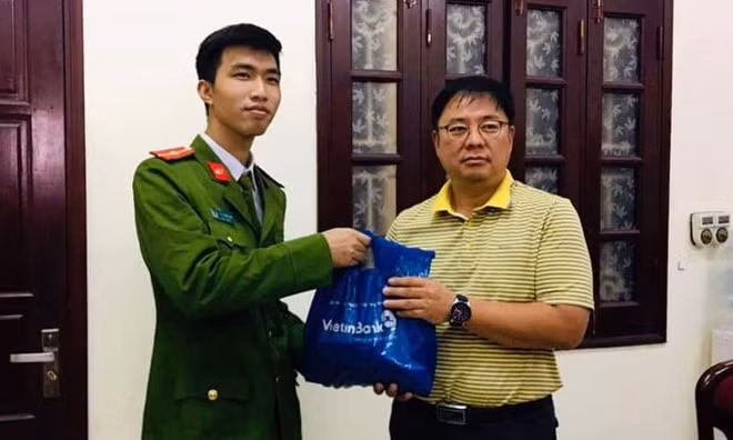 Trao trả tiền cho người bị hại.