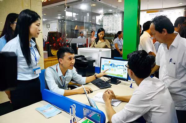 Người dân Quảng Ninh đến kê khai hồ sơ thông qua dịch vụ công trực tuyến.