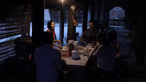 Một hàng bánh cuốn trong chợ Gò.