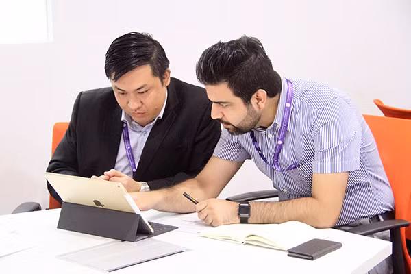 PGS.TS Khashayar Yazdani (bên phải) và ông Cao Văn Chóng trong một buổi nghiên cứu khoa học tại Trường Đại học Khoa học và Công nghệ Malaysia.
