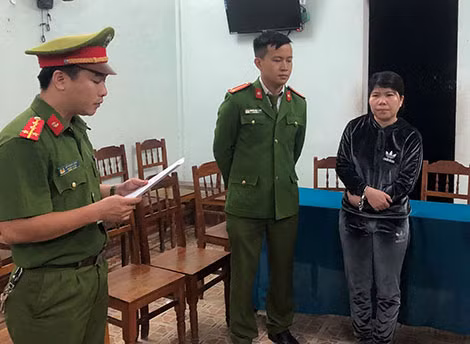 Công an tỉnh Thừa Thiên-Huế đọc lệnh khởi tố bị can, bắt giữ đối tượng Đào Thị Phượng.