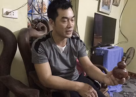 Anh Vũ Mạnh Dũng, Trưởng thôn làng nghề Chuyên Mỹ giới thiệu sản phẩm.