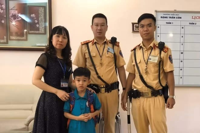Đại úy Nguyễn Đình Dũng, Thượng úy Nguyễn Đức Tân, cô Nguyễn Thúy Hiếu và cháu Giang Anh Đức.