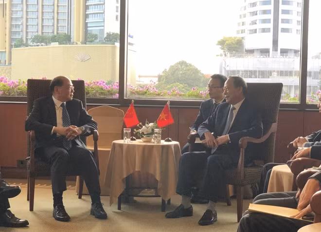Thứ trưởng Lê Quý Vương và Phó Chủ tịch Ủy ban quốc gia phòng, chống ma túy Trung Quốc Tăng Vỹ Hùng tại buổi gặp.