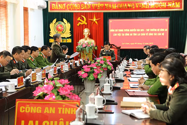 Đại tá Vừ A Chía, Phó Giám đốc phụ trách Công an tỉnh Lai Châu báo cáo tình hình các mặt công tác.