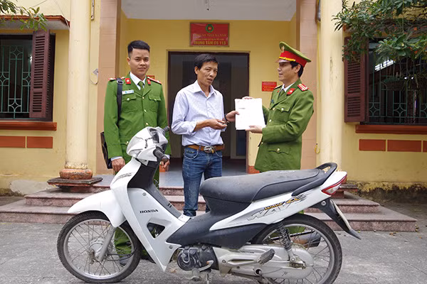 Lực lượng Công an trao trả tài sản cho anh Lưu.