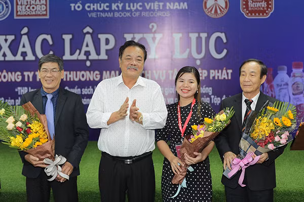 Tổng Giám đốc Tập đoàn Tân Hiệp Phát - Trần Quí Thanh với các thành viên của Tổ chức Kỷ lục việt Nam.