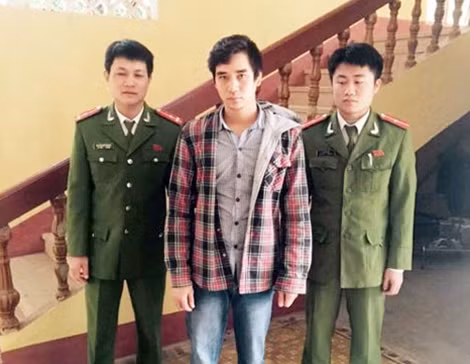 Đối tượng Nguyễn Văn Hòa và số pháo thu được.