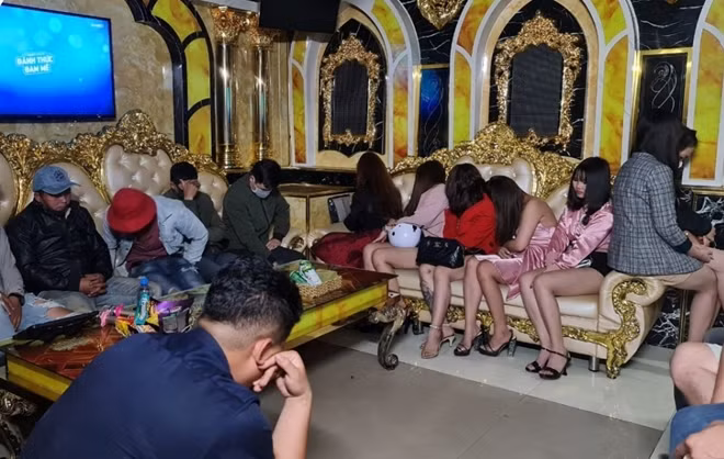 Khách hát karaoke tại quán Victory