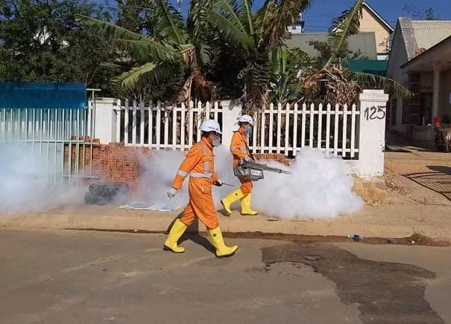 Phun khử trùng phòng chống dịch bệnh COVID-19 tại Lâm Đồng
