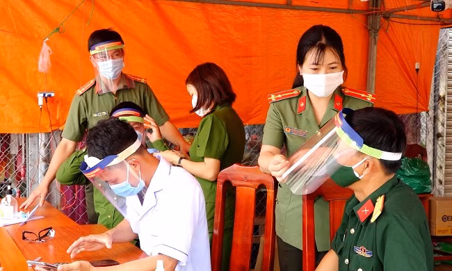 Mũ chống giọt bắn được trao tặng tuyến đầu chống dịch