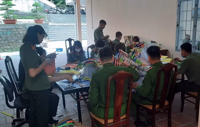Đoàn viên Đoàn Thanh niên và Hội viên Hội phụ nữ Công an Lâm Đồng làm mũ chống giọt bắn