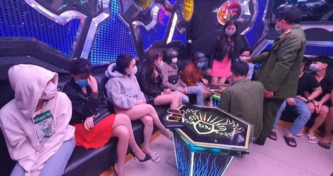 Thời điểm lực lượng chức năng kiểm tra hành chính quán karaoke