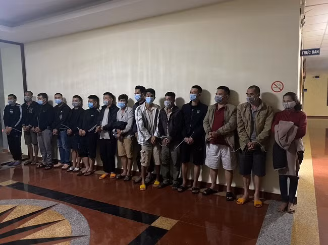 Các đối tượng đang bị Công an tạm giữ hình sự.