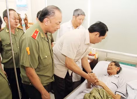 Bộ trưởng Trần Đại Quang thăm hỏi, động viên Anh hùng LLVTND Trần Tôn Thất đang điều trị tại Bệnh viện Chợ Rẫy, TP HCM.