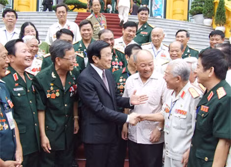 Chủ tịch nước Trương Tấn Sang gặp gỡ các cựu chiến binh Thành cổ Quảng Trị.