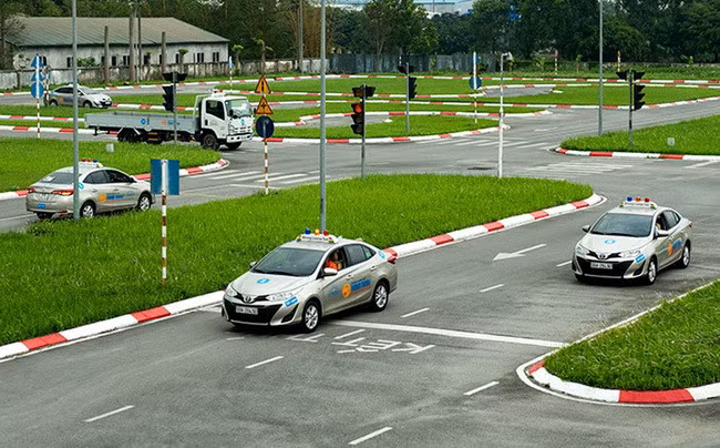 Nhiều giáo viên dạy lái xe tại TP Hồ Chí Minh bị phát hiện dùng bằng giả.