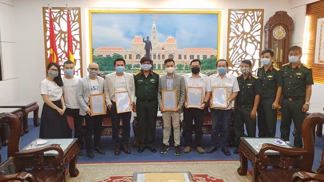 Đại tá Nguyễn Văn Hoàng, Phó Tư lệnh, Tham mưu trưởng Bộ Tư lệnh TP Hồ Chí Minh tiếp nhận quà tặng và cảm ơn tấm lòng của các Mạnh thường quân.