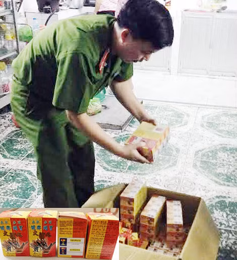 Tang vật và vỏ hộp thuốc.