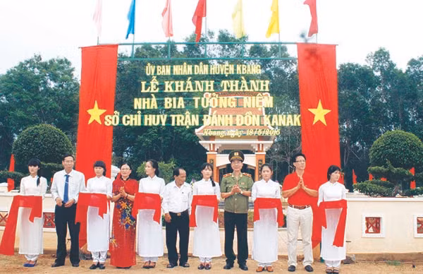 Thiếu tướng Phạm Văn Miên, Tổng Biên tập Báo CAND và lãnh đạo huyện Kbang dự lễ cắt băng khánh thành Nhà bia tưởng niệm và Hoa viên Sở chỉ huy trận đánh Đồn KaNak.