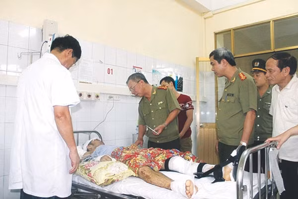 Đại tá Đặng Văn Lân, Phó Tổng biên tập Báo CAND và đại diện Công an tỉnh Quảng Ninh trao tiền ủng hộ của Doanh nghiệp Võng xếp Duy Lợi cho nạn nhân vùng mưa lũ tại Quảng Ninh.