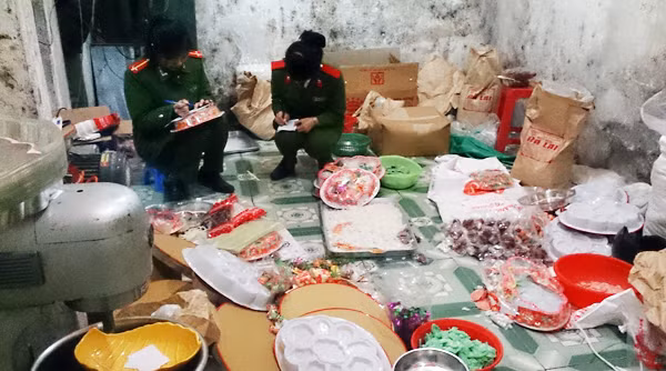 Cơ quan Công an kiểm kê số mứt rởm bị thu hồi.