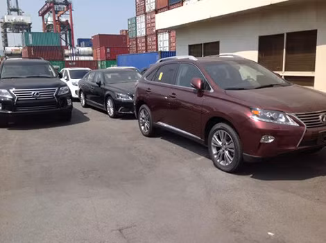 Xe nhập ồ ạt về cảng.