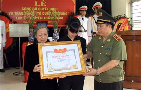 Thừa ủy quyền của Thủ tướng Chính phủ, Thứ trưởng Bùi Văn Thành đã trao Quyết định và Bằng Tổ quốc ghi công tặng thân nhân gia đình Liệt sĩ Nguyễn Thanh Nam
