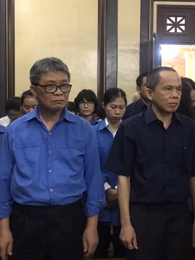 Hai bị cáo Hoàng Văn Toàn và Trần Sơn Nam tại toà