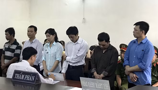 Bị cáo Thi Danh (thứ hai từ phải qua) và các bị cáo tại toà