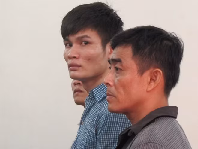 Các bị cáo đang nghe tuyên án