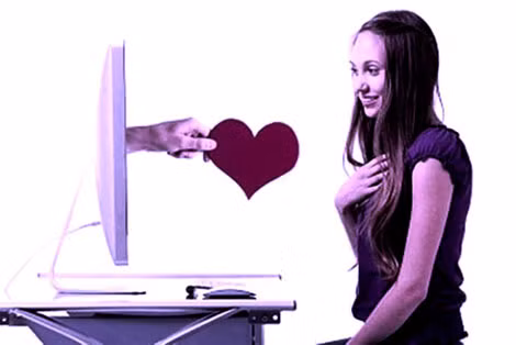 Thời gian qua, không ít phụ nữ đã bị sập bẫy "Tình yêu xa trên Facebook" mất cả tình lẫn tiền.