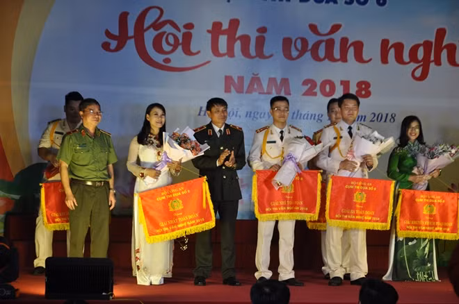 Ban tổ chức trao giải toàn đoàn cho các đơn vị đạt giải