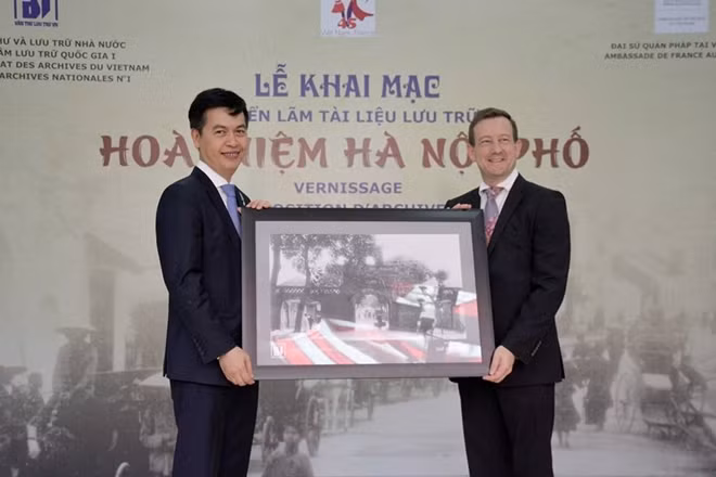 Ông Đặng Thanh Tùng, Cục trưởng Cục Văn thư và Lưu trữ Nhà nước trao tặng Đại sứ Pháp tại Việt Nam bức ảnh Ô quan chưởng