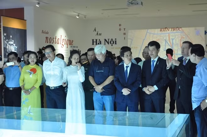 Các đại biểu tham quan triển lãm