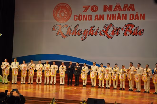 Thứ trưởng Nguyễn Văn Sơn và Chủ tịch UBND tỉnh Bắc Giang, Nguyễn Văn Linh cùng các trưởng đoàn tại lễ khai mạc