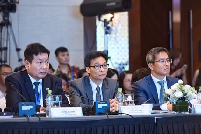 Phó Thủ tướng Vũ Đức Đam và các đại biểu tại diễn đàn ngày 6-12