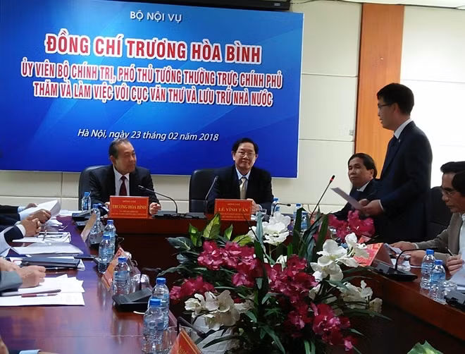 Phó Thủ tướng làm việc với cán bộ nhân viên ngành lưu trữ ngày 23-2 tại Hà Nội