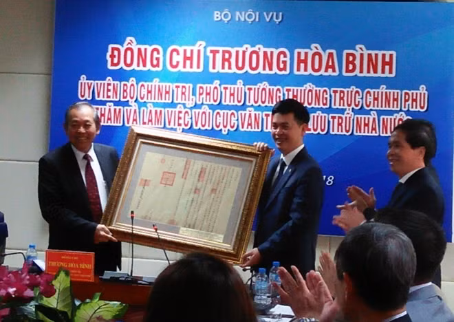 Cục trưởng Cục Văn thư và lưu trữ Nhà nước, ông Đặng Thanh Tùng trao tặng Phó Thủ tướng bản sao một trong số tài liệu là Châu bản triều Nguyễn