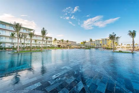 Bể bơi nước mặn lớn nhất Việt Nam, nằm trong vòng cung của khách sạn À La Carte Sầm Sơn.