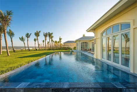 Bể bơi hướng biển của một căn villas thuộc Fusion Resort.