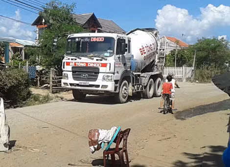 Bức xúc vì ô nhiễm, người dân đã dùng vật dụng để chặn xe tải.