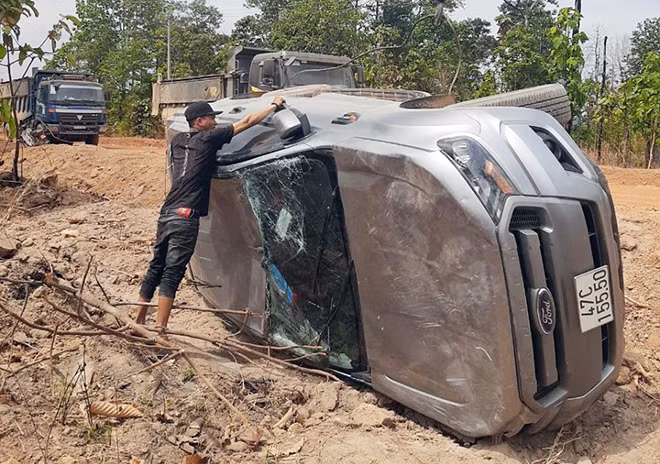 Xe ô tô gia đình chị Hồng bị lật nghiêng tại xã Ia Mơ, huyện Chư Prông, tỉnh Gia Lai.