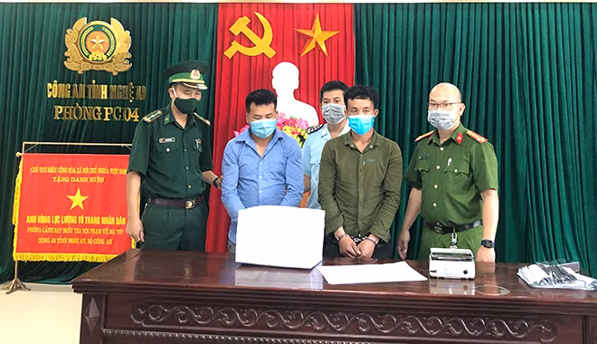 2 đối tượng cùng tang vật trong chuyên án. 2 đối tượng cùng tang vật trong chuyên án.